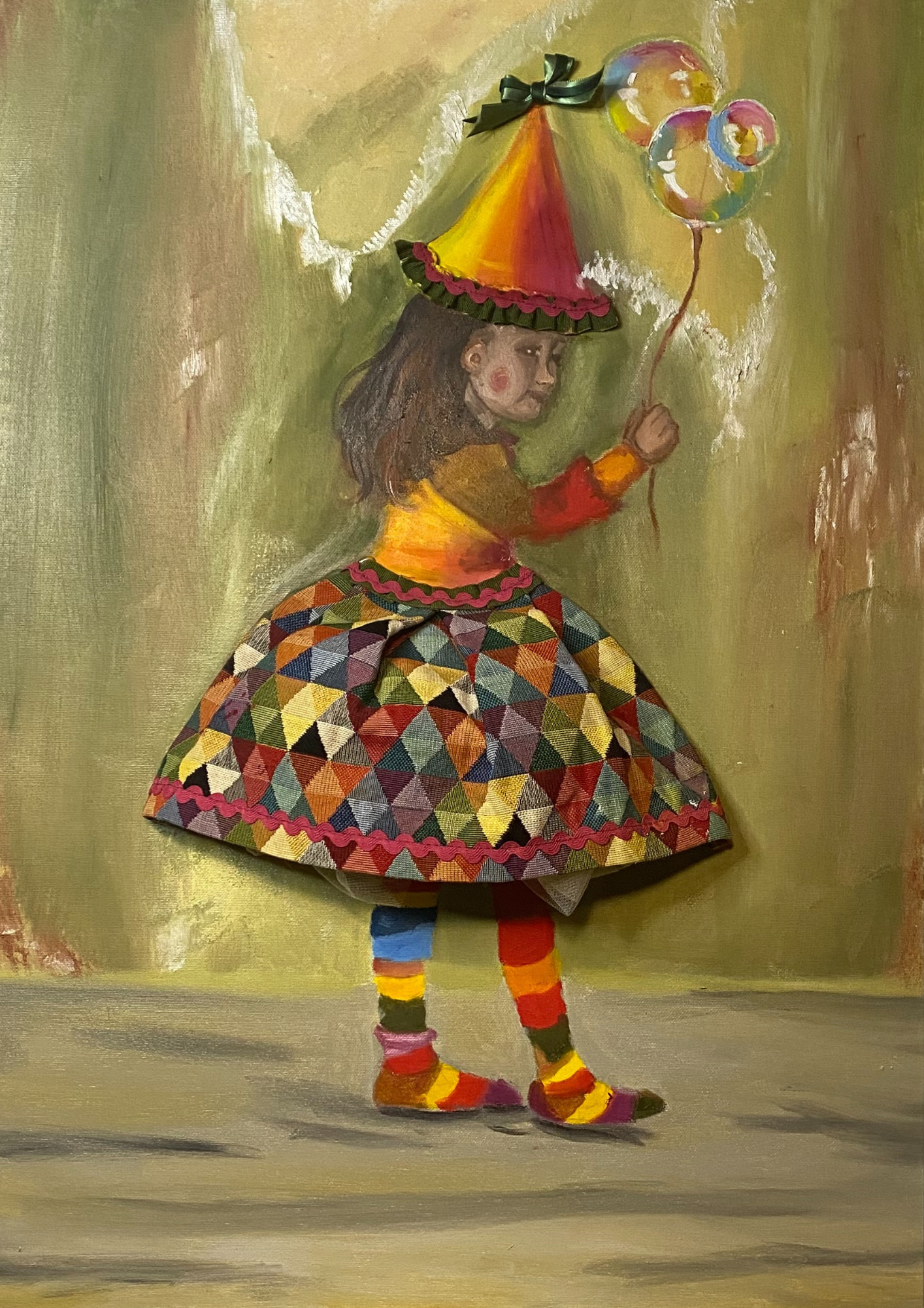 Dipinto a olio su tela raffigurante una bambina ispirata a Harley Queen con abito geometrico colorato e bolle luminose, opera d’arte originale in vendita a Rimini e in Italia.