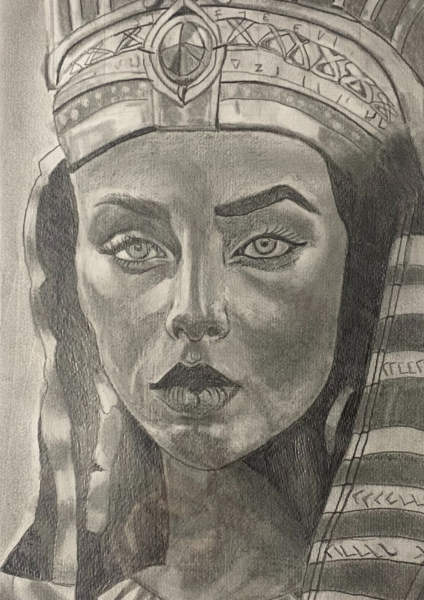 Disegno a matita di una regina dell’antico Egitto con corona decorata, opera d’arte originale realizzata a mano, disponibile a Rimini e in Italia.